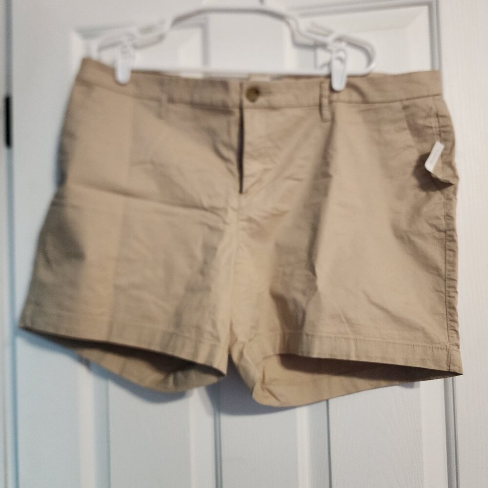 Old Navy Everyday High Waisted Khaki Shorts NWT Size 18